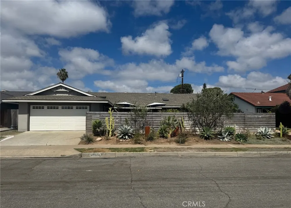 2817 La Salle Costa Mesa, CA 92626