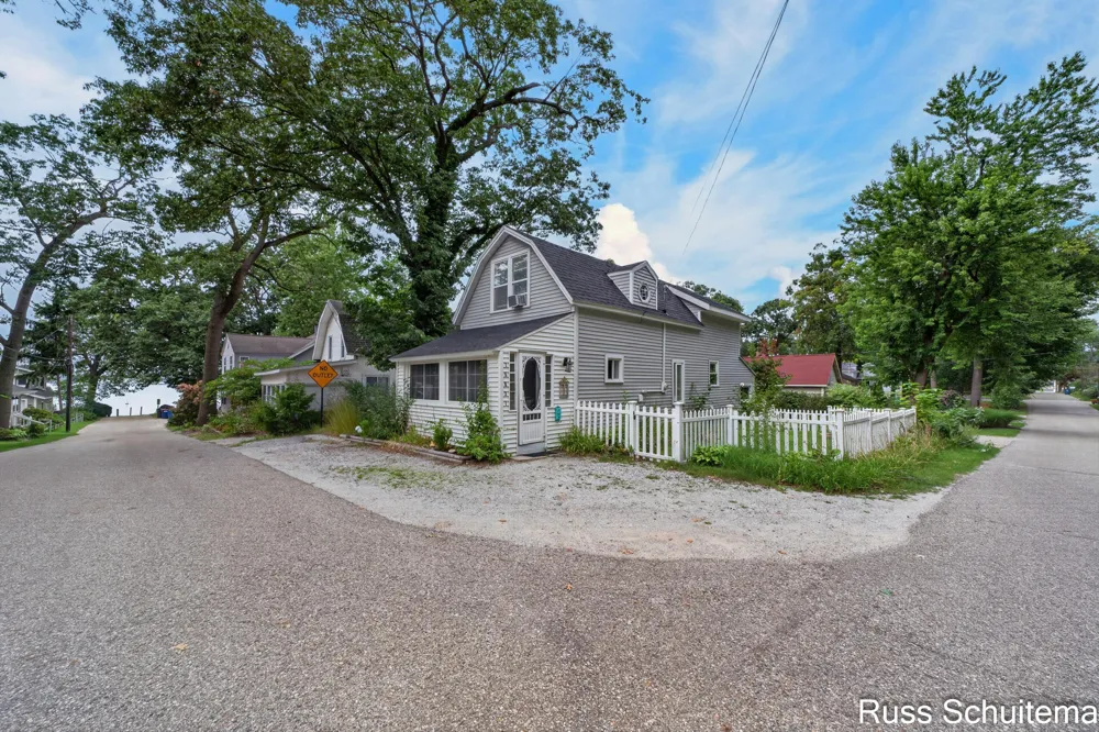 15831 Cherry Street Spring Lake, MI 49456