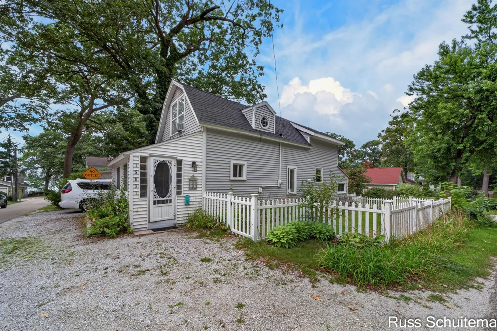 15831 Cherry Street Spring Lake, MI 49456