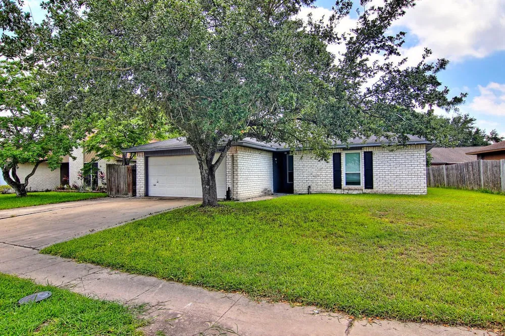 11401 Woodway Creek Drive Corpus Christi, TX 78410