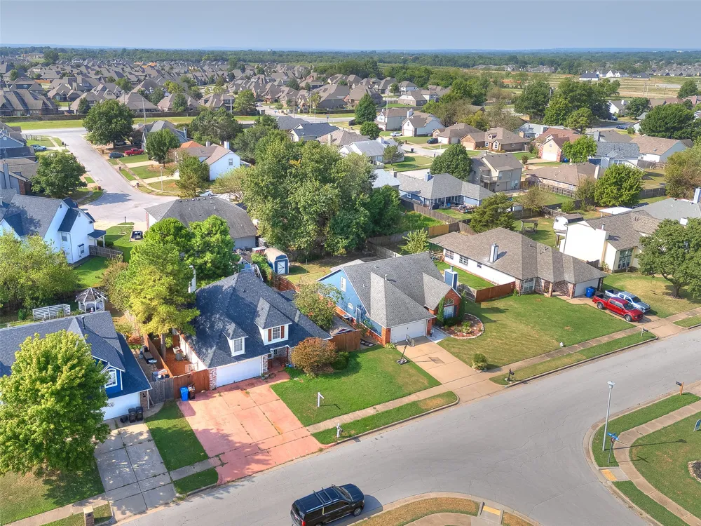 2411 W Kent Street Broken Arrow, OK 74012
