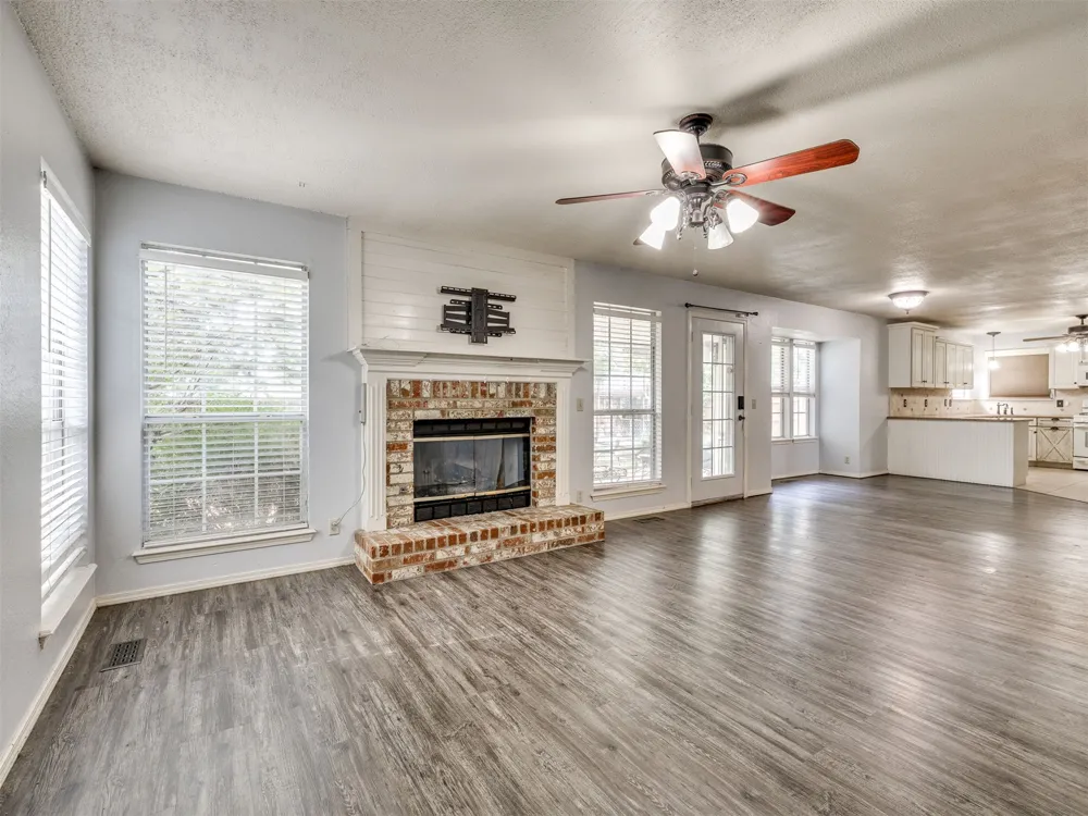2411 W Kent Street Broken Arrow, OK 74012