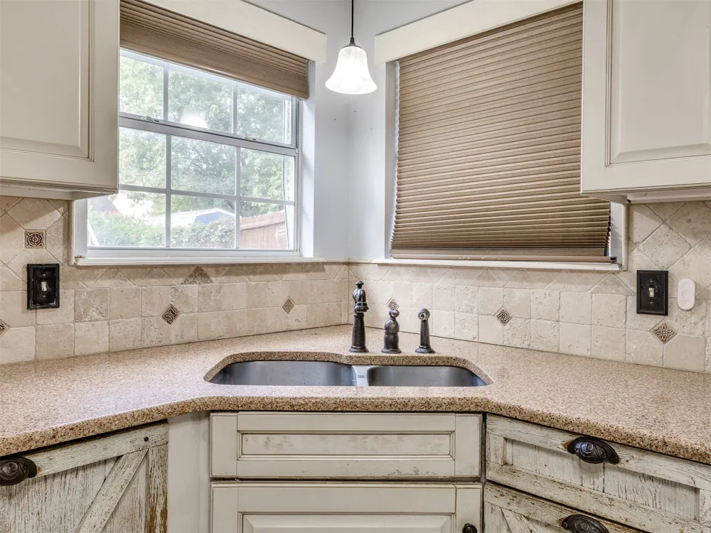 2411 W Kent Street Broken Arrow, OK 74012