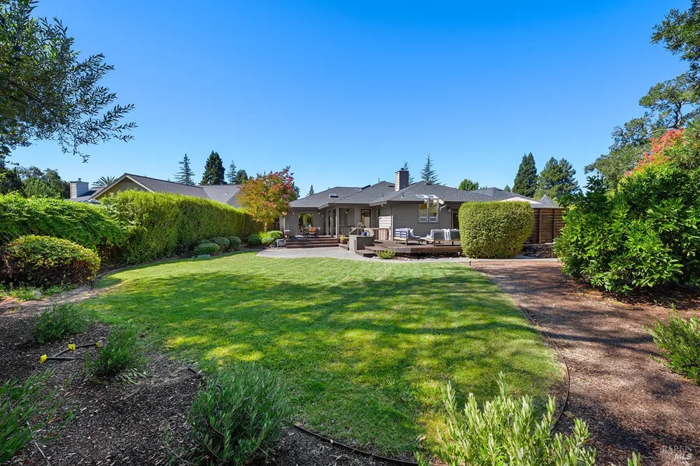 412 Fairway Court Healdsburg, CA 95448