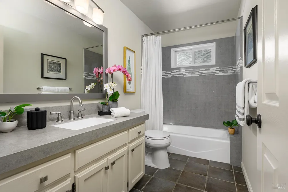 412 Fairway Court Healdsburg, CA 95448