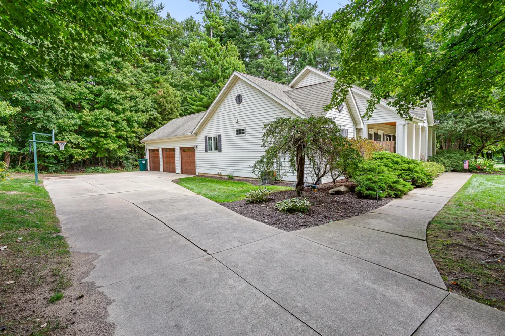 4861 Hidden Hills Circle Howell, MI 48855