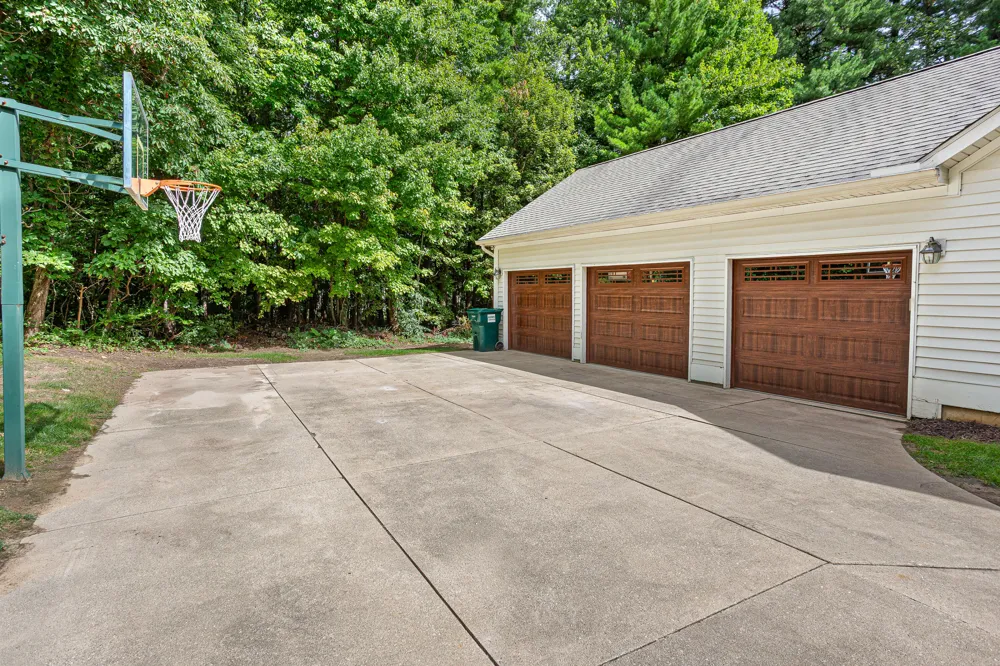 4861 Hidden Hills Circle Howell, MI 48855