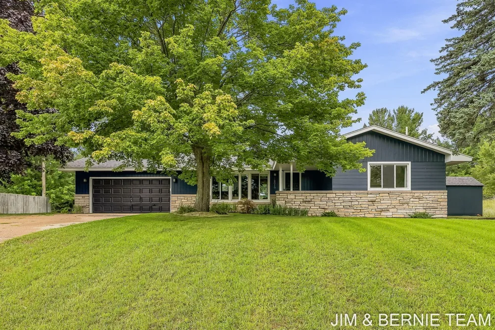 18019 Mohawk Drive Spring Lake, MI 49456