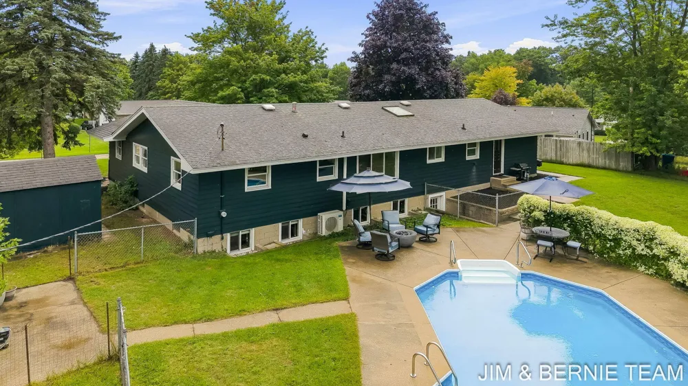 18019 Mohawk Drive Spring Lake, MI 49456