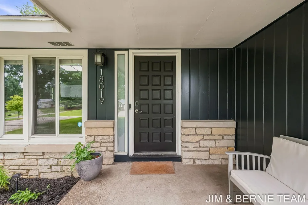 18019 Mohawk Drive Spring Lake, MI 49456