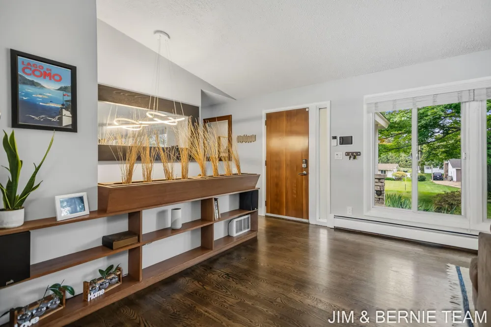 18019 Mohawk Drive Spring Lake, MI 49456