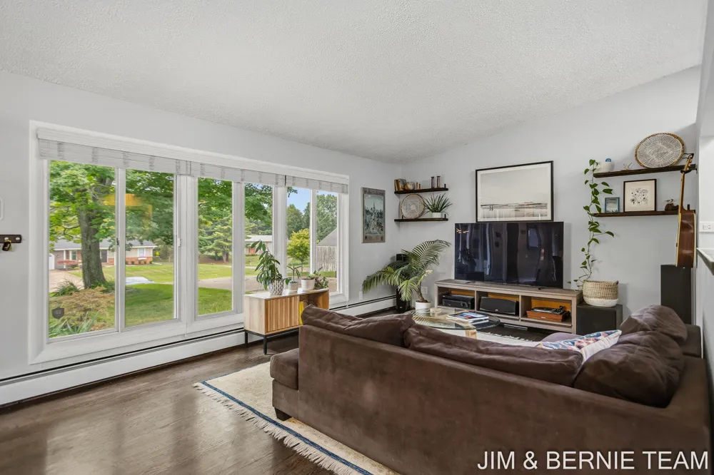 18019 Mohawk Drive Spring Lake, MI 49456
