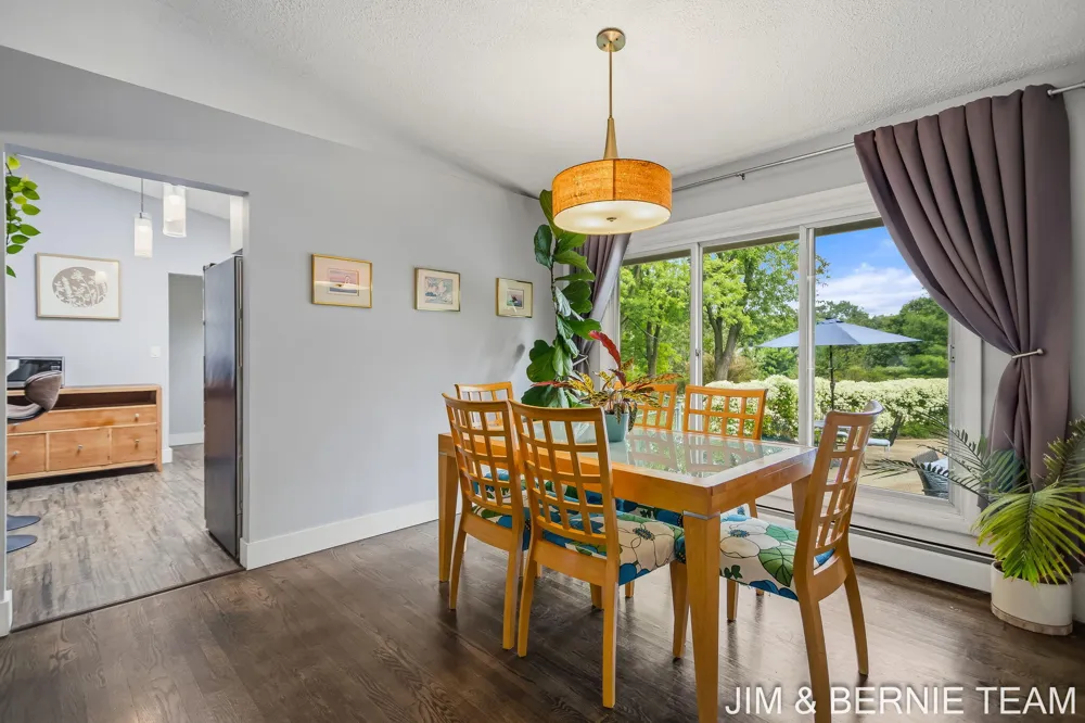 18019 Mohawk Drive Spring Lake, MI 49456