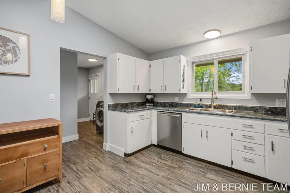 18019 Mohawk Drive Spring Lake, MI 49456