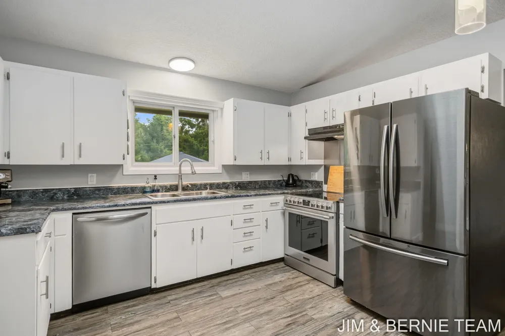 18019 Mohawk Drive Spring Lake, MI 49456