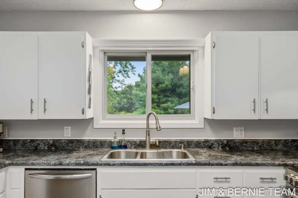 18019 Mohawk Drive Spring Lake, MI 49456