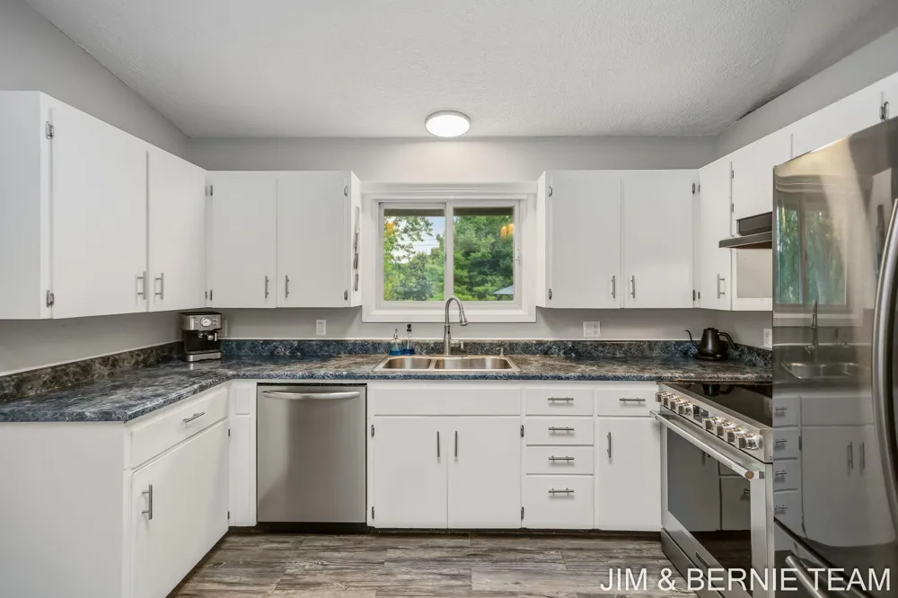 18019 Mohawk Drive Spring Lake, MI 49456
