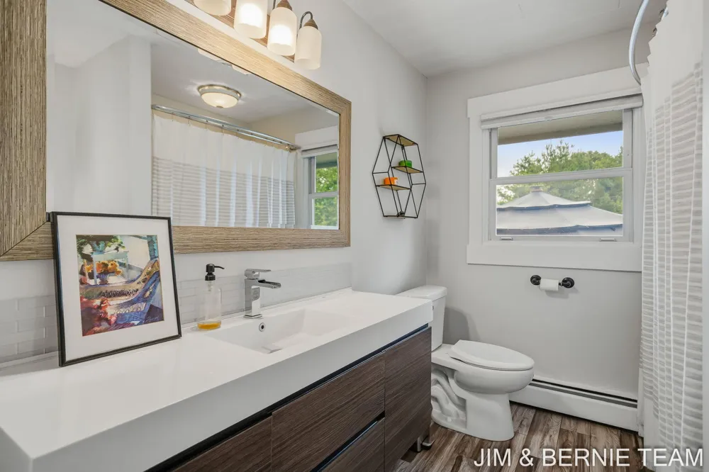 18019 Mohawk Drive Spring Lake, MI 49456