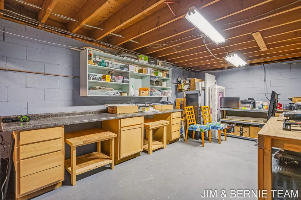18019 Mohawk Drive Spring Lake, MI 49456