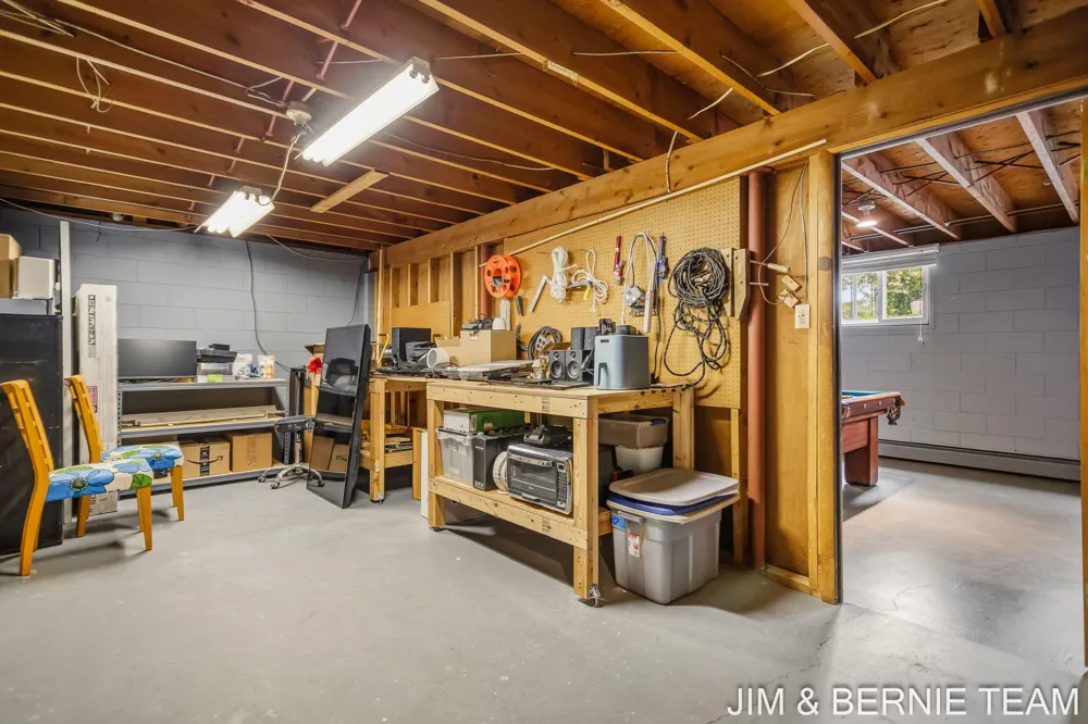 18019 Mohawk Drive Spring Lake, MI 49456