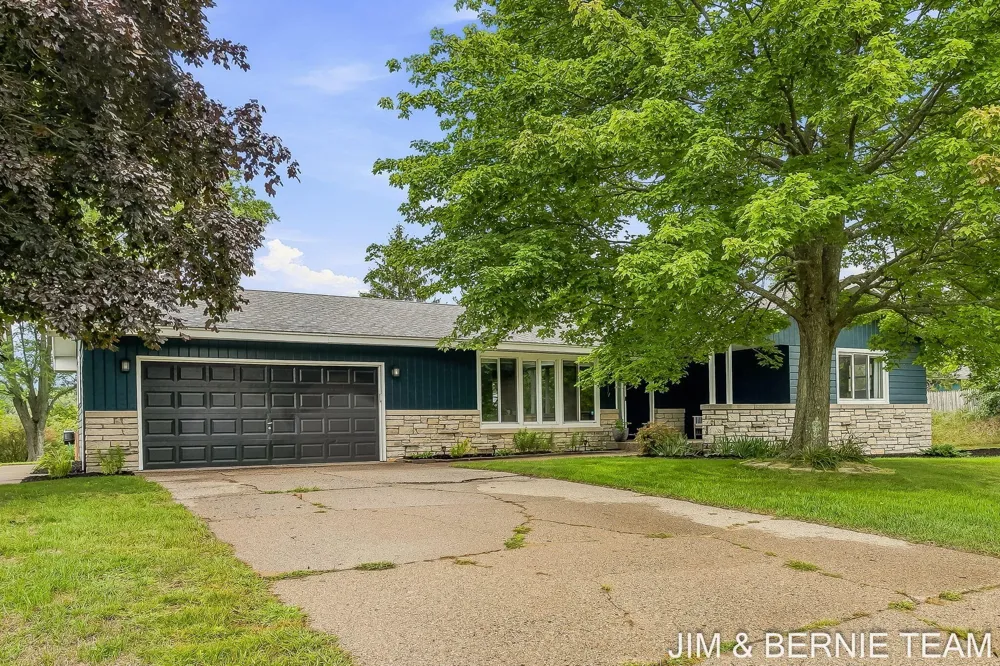 18019 Mohawk Drive Spring Lake, MI 49456