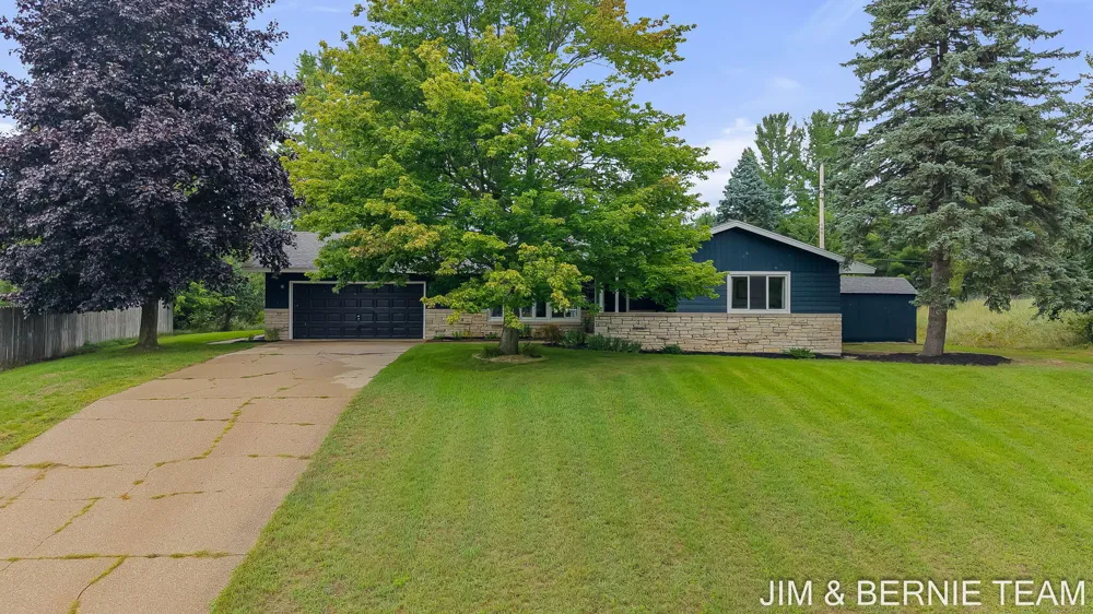 18019 Mohawk Drive Spring Lake, MI 49456