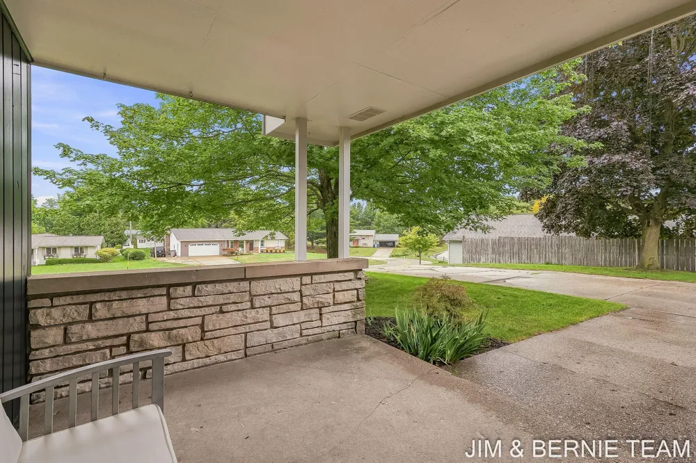 18019 Mohawk Drive Spring Lake, MI 49456