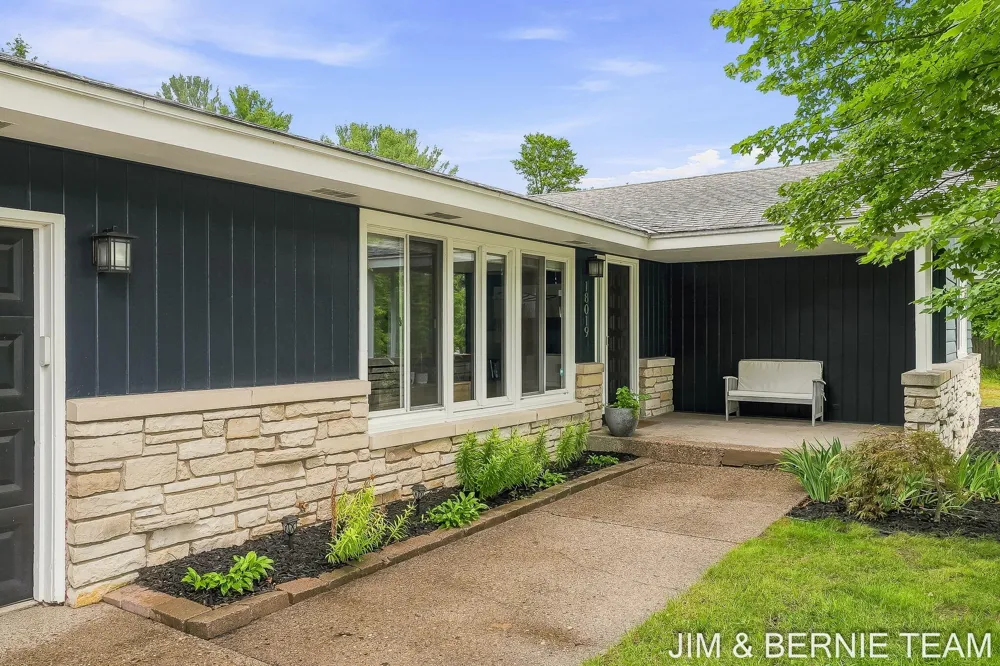 18019 Mohawk Drive Spring Lake, MI 49456
