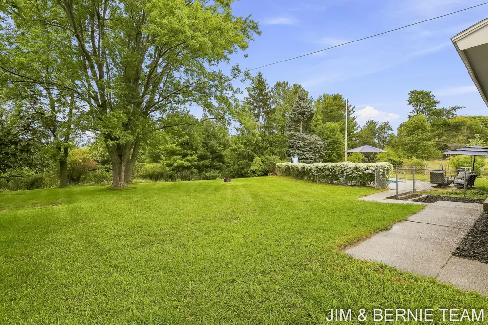 18019 Mohawk Drive Spring Lake, MI 49456