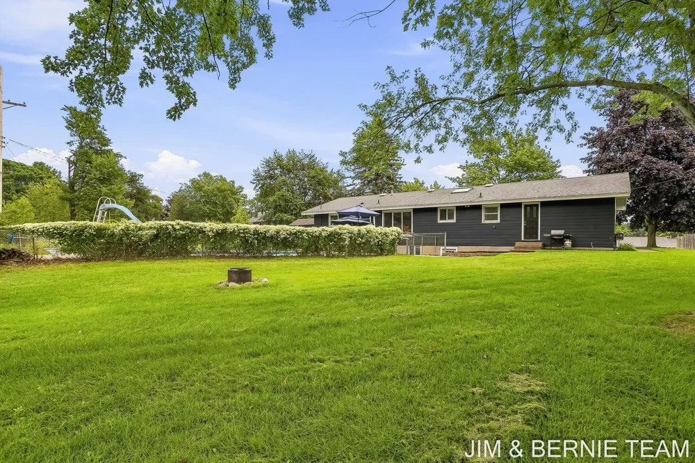 18019 Mohawk Drive Spring Lake, MI 49456