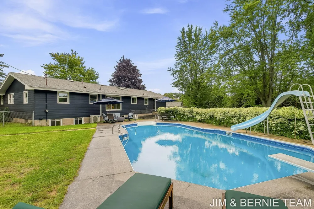 18019 Mohawk Drive Spring Lake, MI 49456