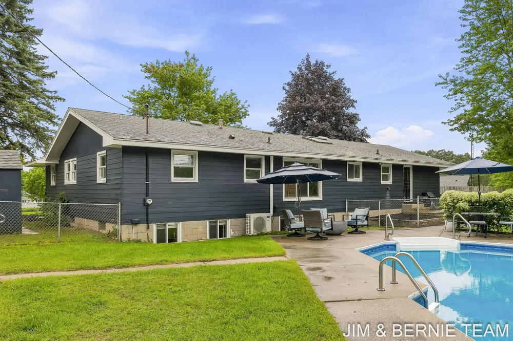 18019 Mohawk Drive Spring Lake, MI 49456