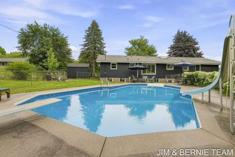 18019 Mohawk Drive Spring Lake, MI 49456