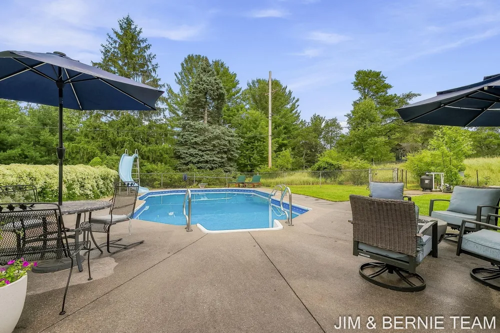 18019 Mohawk Drive Spring Lake, MI 49456