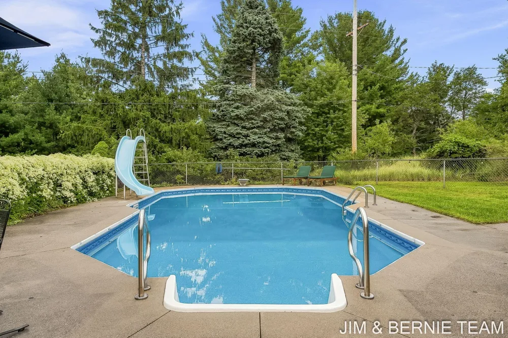 18019 Mohawk Drive Spring Lake, MI 49456