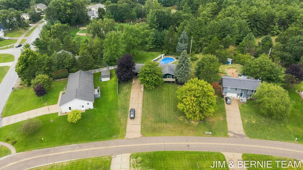 18019 Mohawk Drive Spring Lake, MI 49456