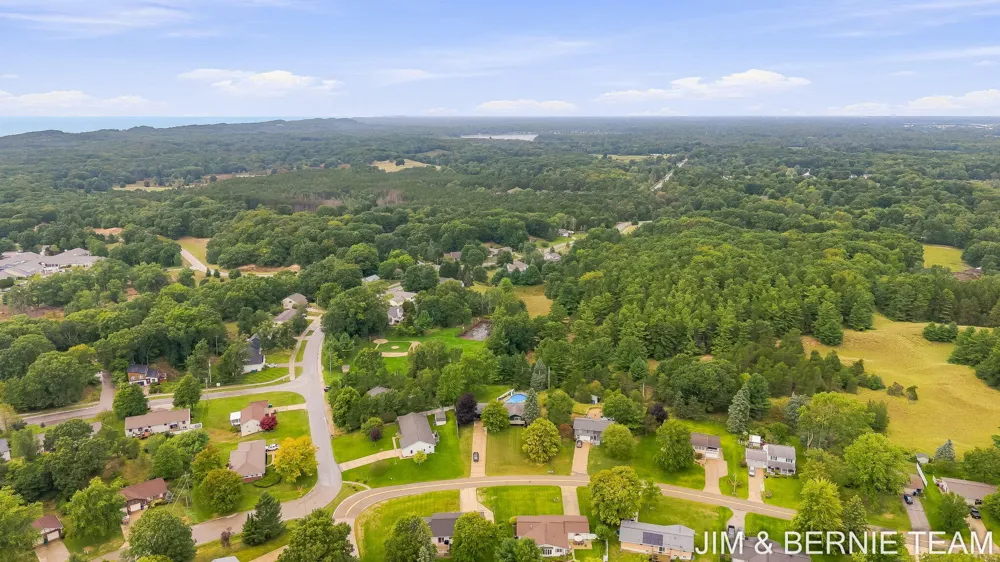18019 Mohawk Drive Spring Lake, MI 49456