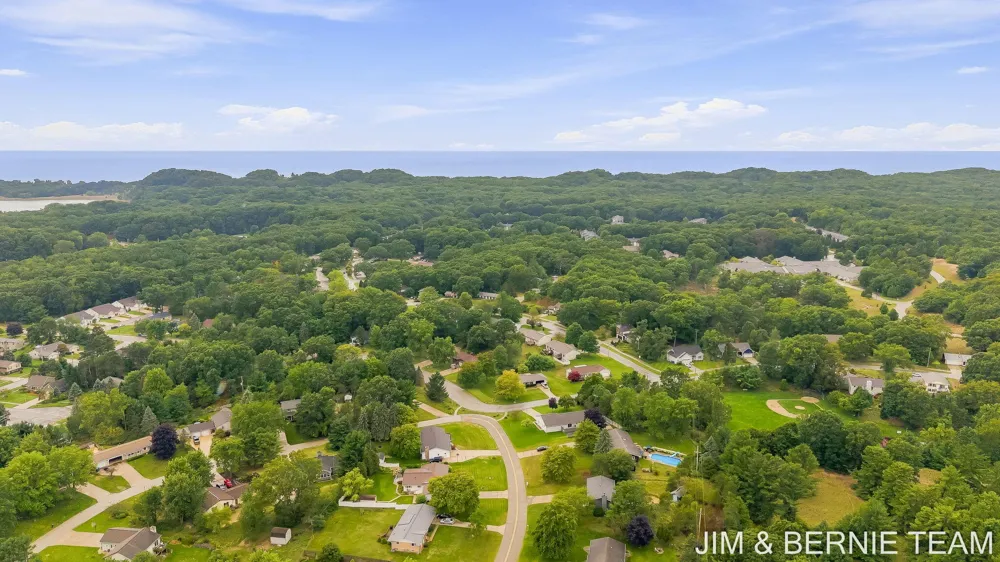18019 Mohawk Drive Spring Lake, MI 49456