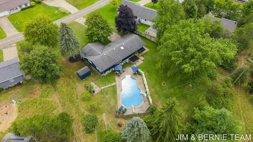 18019 Mohawk Drive Spring Lake, MI 49456