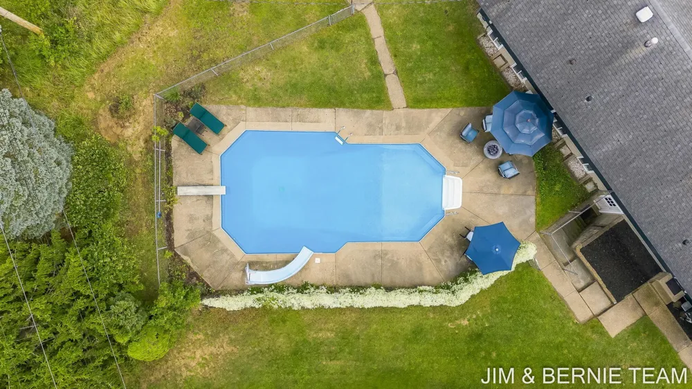 18019 Mohawk Drive Spring Lake, MI 49456