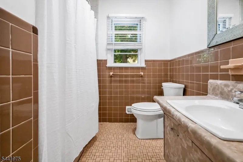 101 Pinecrest Ter Wayne, NJ 07470