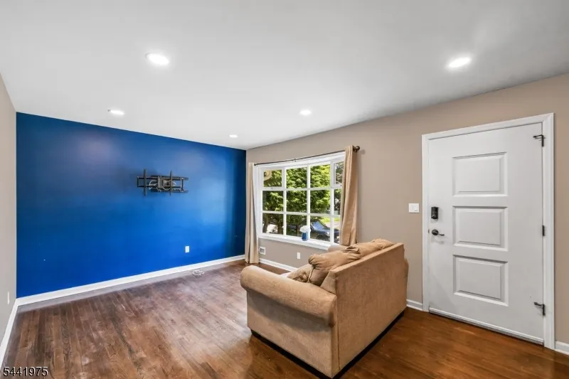 101 Pinecrest Ter Wayne, NJ 07470