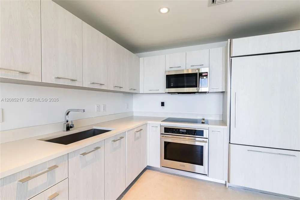 45 SW 9th St #3302 Miami, FL 33130