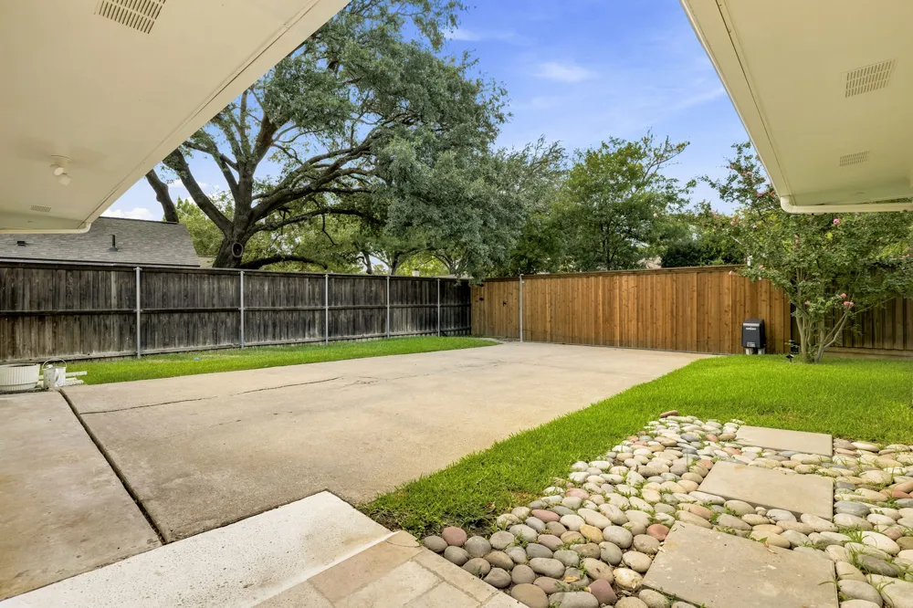 7429 Tangleglen Drive Dallas, TX 75248