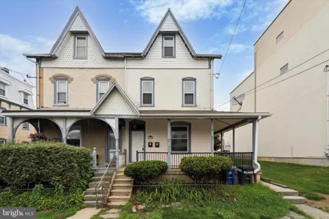 448 ROXBOROUGH AVENUE #1