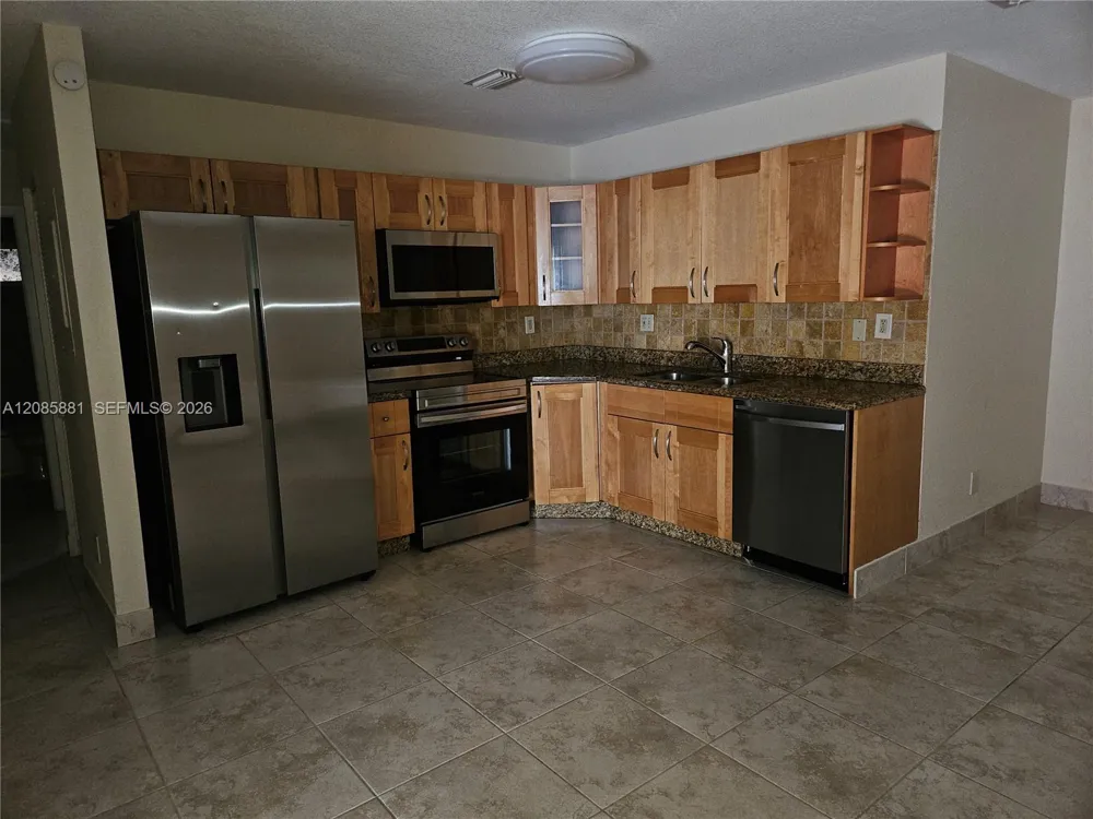2500 NE 193rd St #2502 Miami, FL 33180