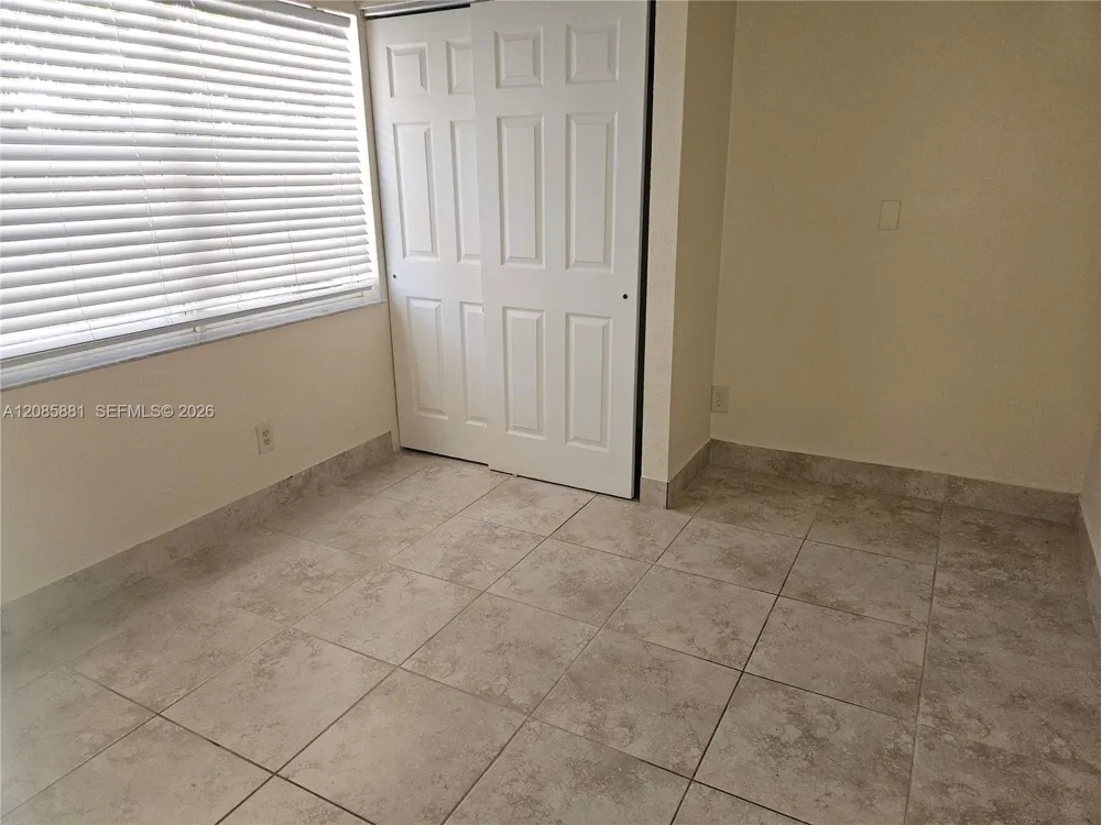2500 NE 193rd St #2502 Miami, FL 33180