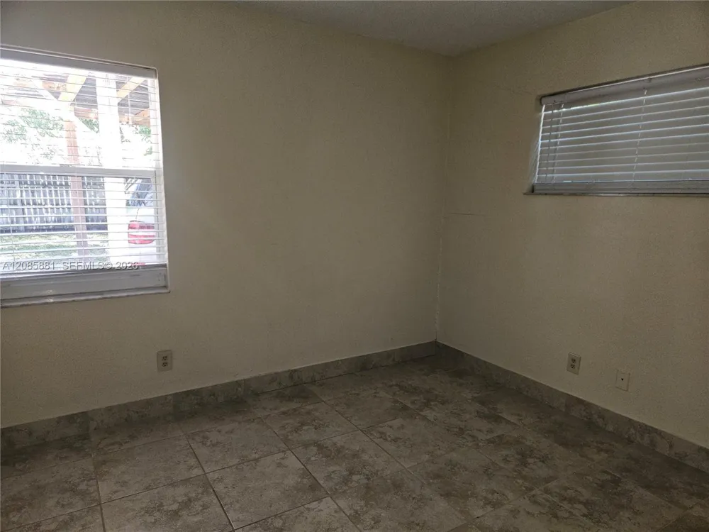 2500 NE 193rd St #2502 Miami, FL 33180