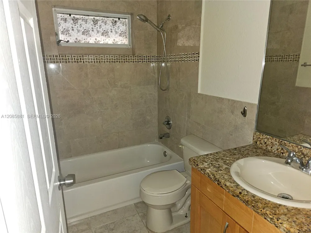 2500 NE 193rd St #2502 Miami, FL 33180