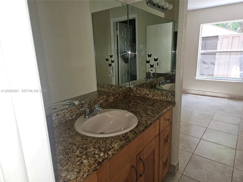 2500 NE 193rd St #2502 Miami, FL 33180